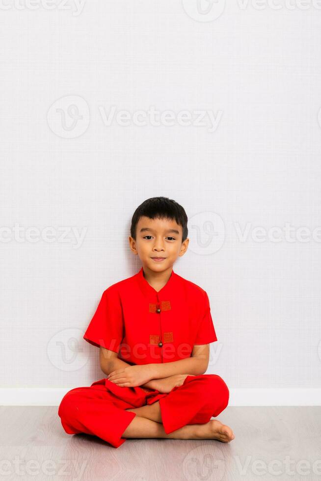 poco ragazzo moda sorridente bambino nel rosso Cinese vestire, stile e moda idee per bambini. Cinese nuovo anno foto