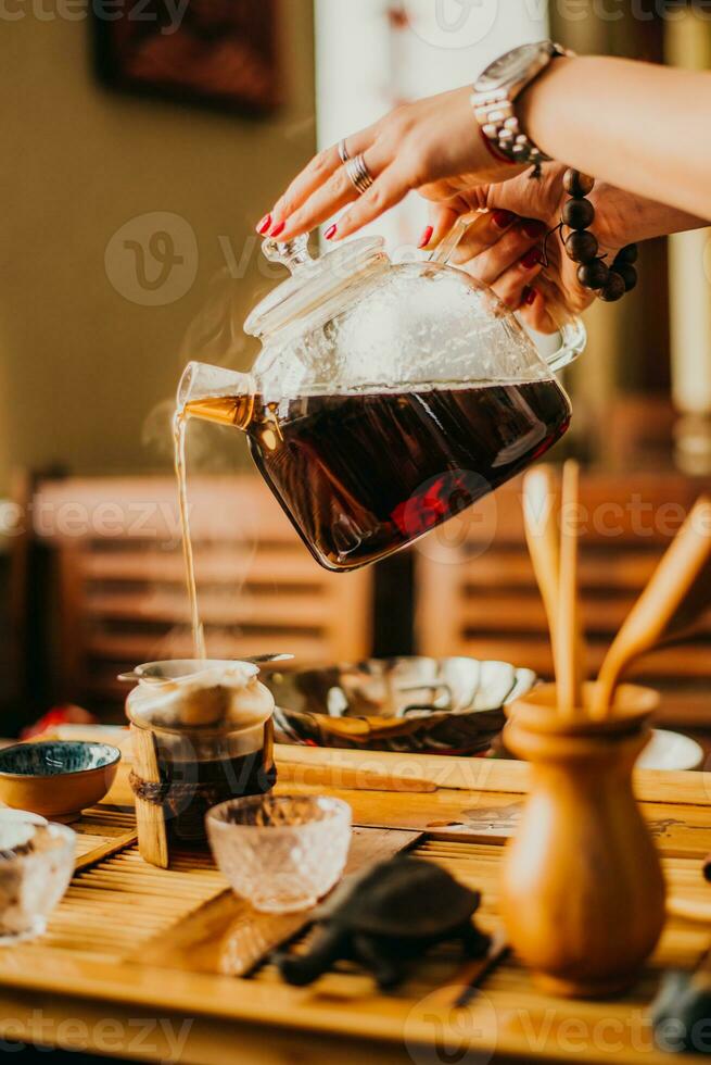 ragazza versa fresco verde tè nel caffè foto