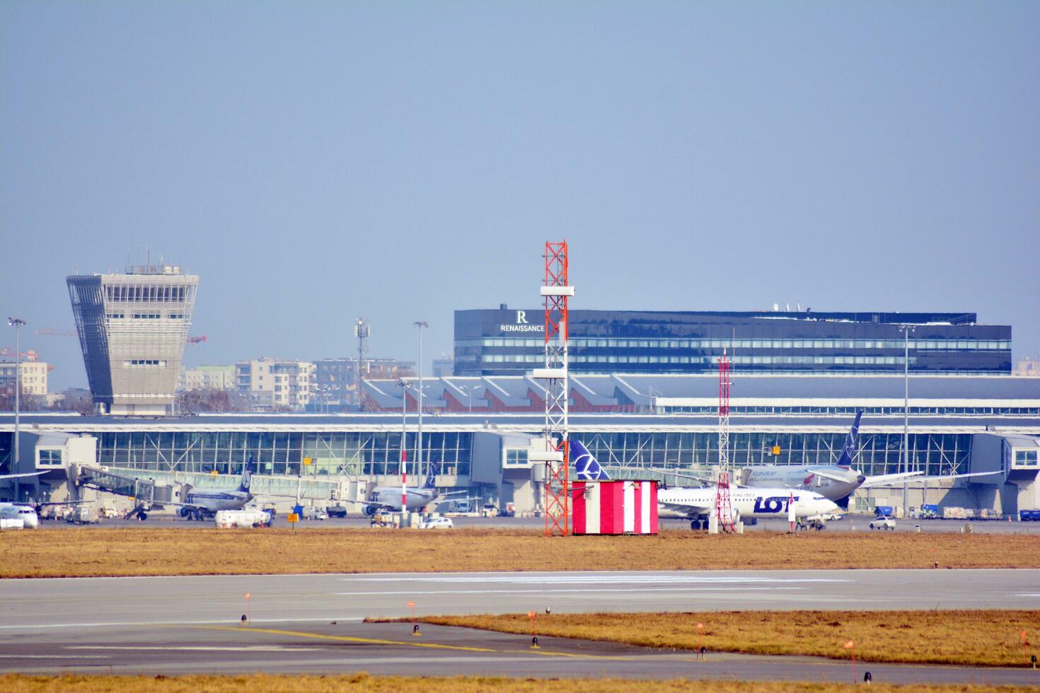 Varsavia, Polonia. 18 marzo 2018. varsavia tritare aeroporto. il aereo a il aeroporto su Caricamento in corso. foto