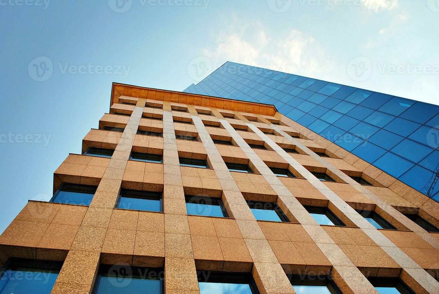 strutturale bicchiere parete riflettendo blu cielo. astratto moderno architettura frammento. foto