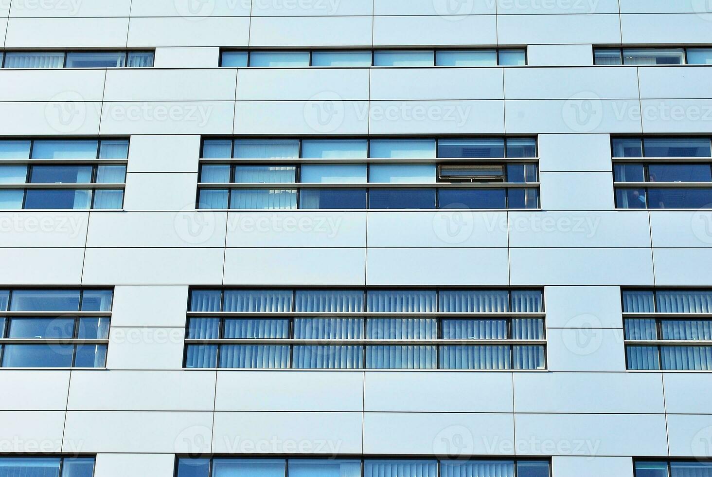 moderno ufficio edificio nel il città con finestre e acciaio e alluminio pannelli parete. foto