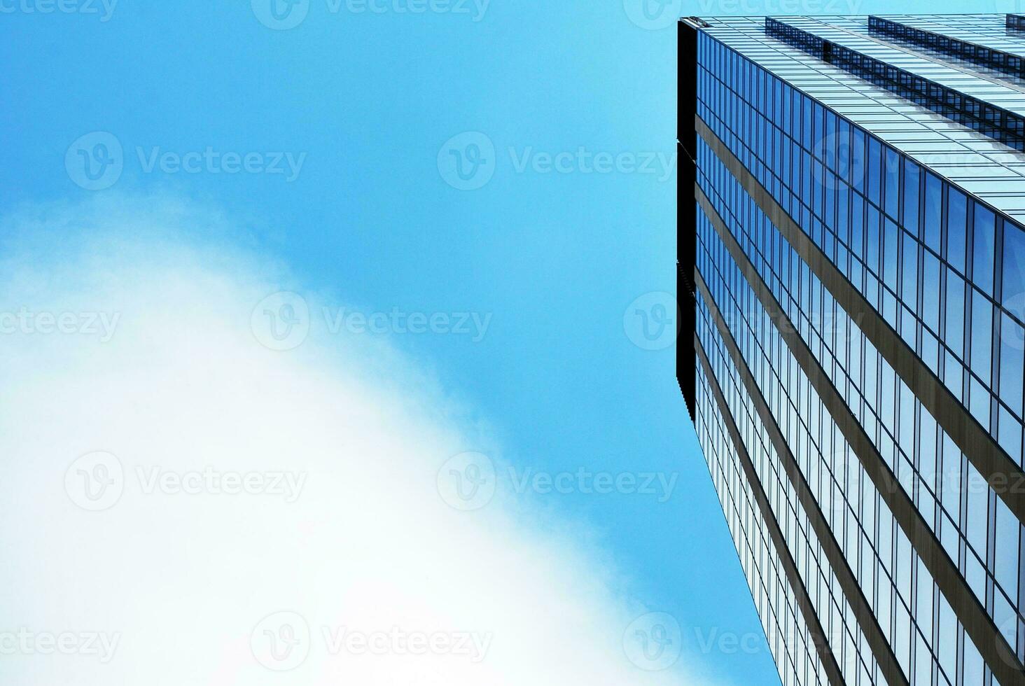 strutturale bicchiere parete riflettendo blu cielo. astratto moderno architettura frammento. foto