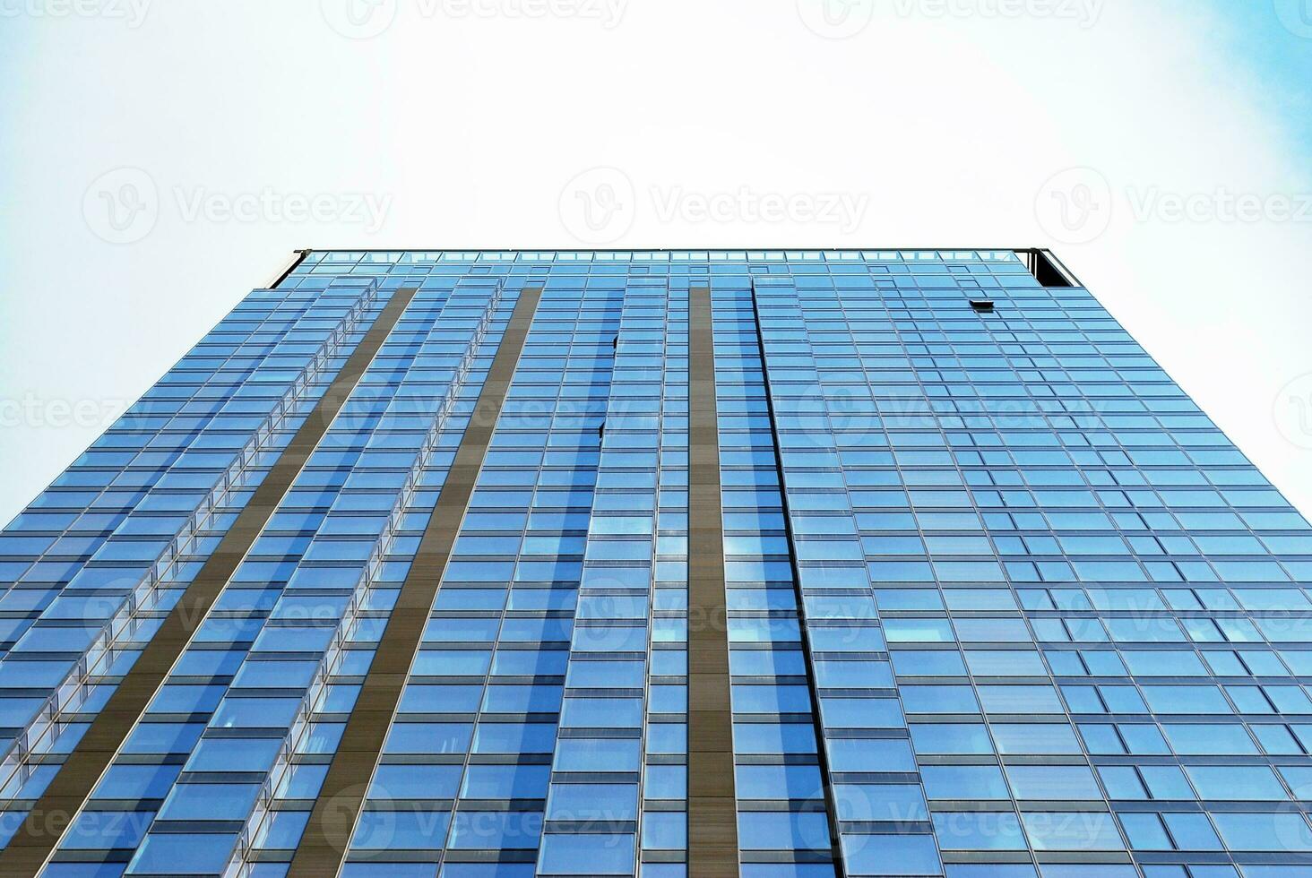 strutturale bicchiere parete riflettendo blu cielo. astratto moderno architettura frammento. foto