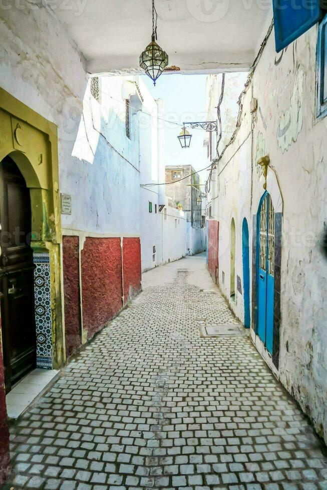 un' stretto vicolo con colorato porte e finestre foto