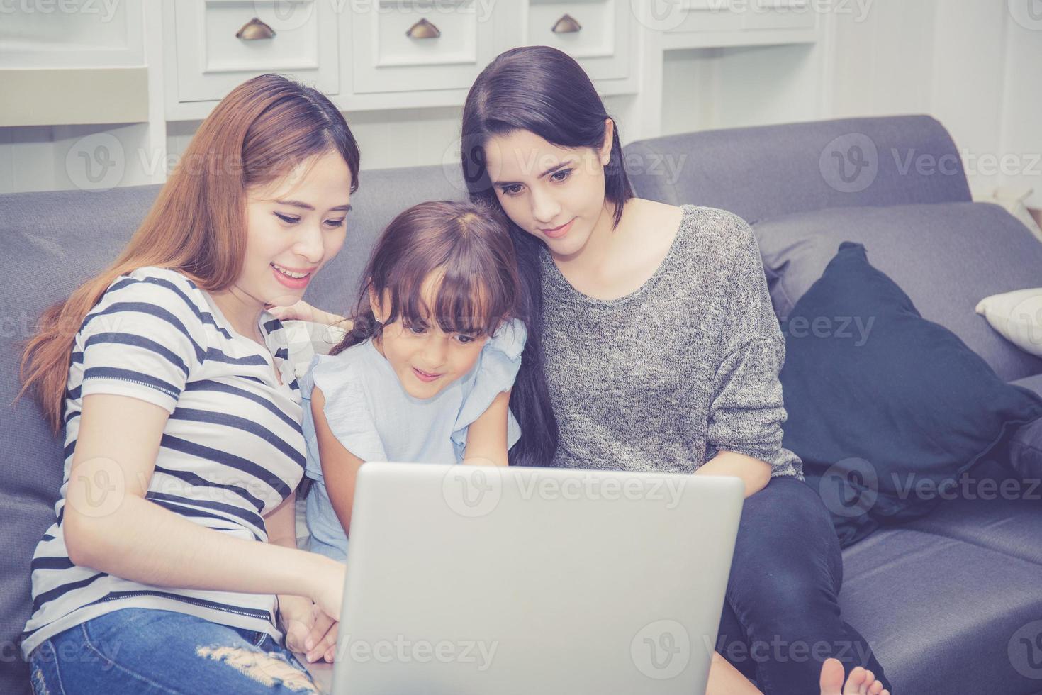 famiglia con madre e figlio che hanno tempo insieme per imparare a usare il computer portatile. foto