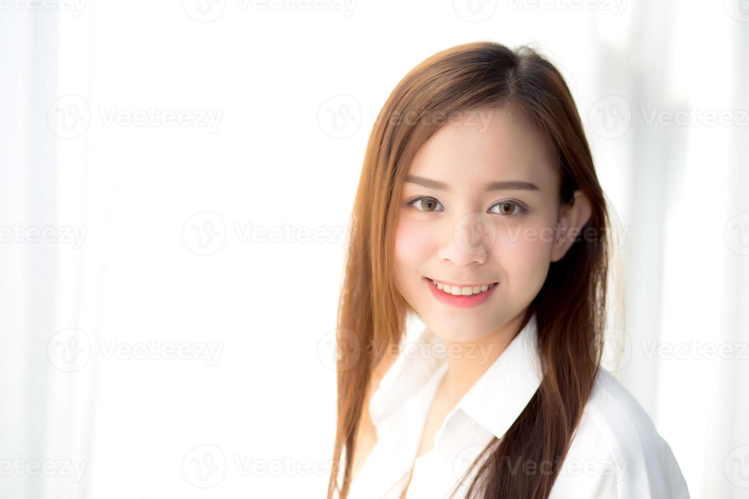 giovane donna asiatica in piedi e sorridente. foto