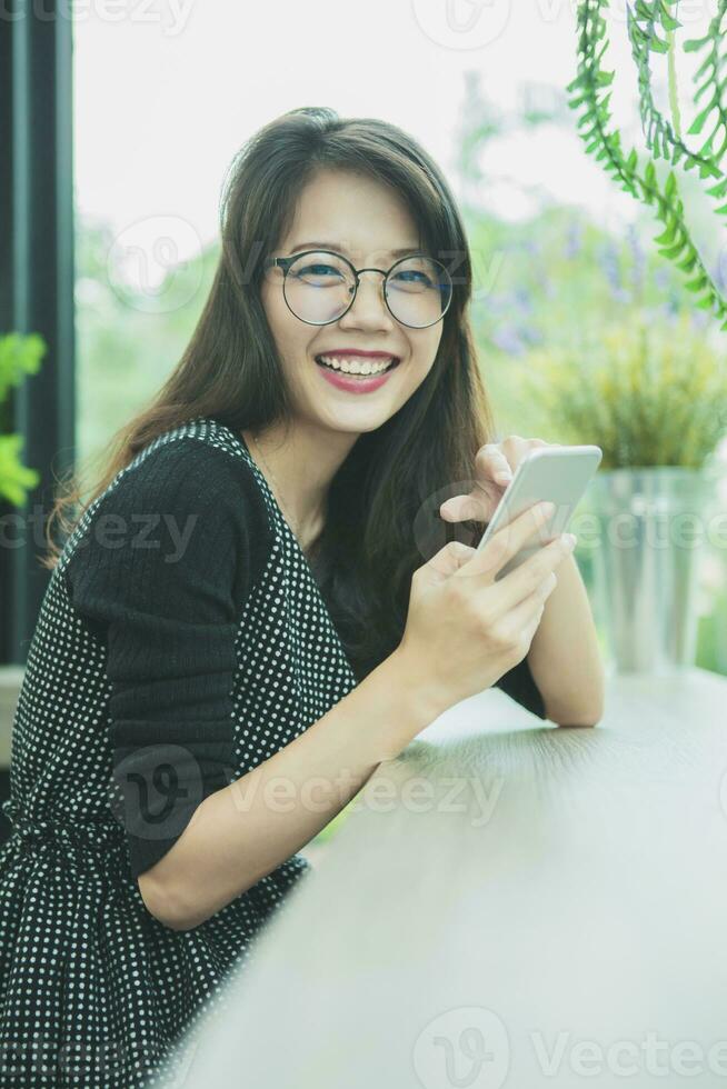 asiatico minore donna ridendo con felicità emozione lettura inteligente Telefono foto