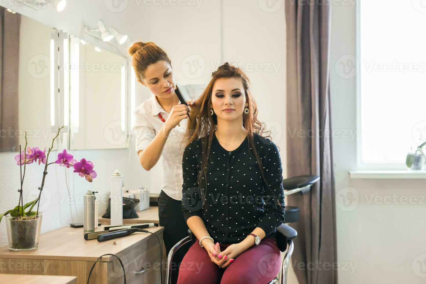 parrucchiere fare taglio di capelli per donne nel parrucchiere salone. concetto di moda e bellezza. positivo emozione. foto