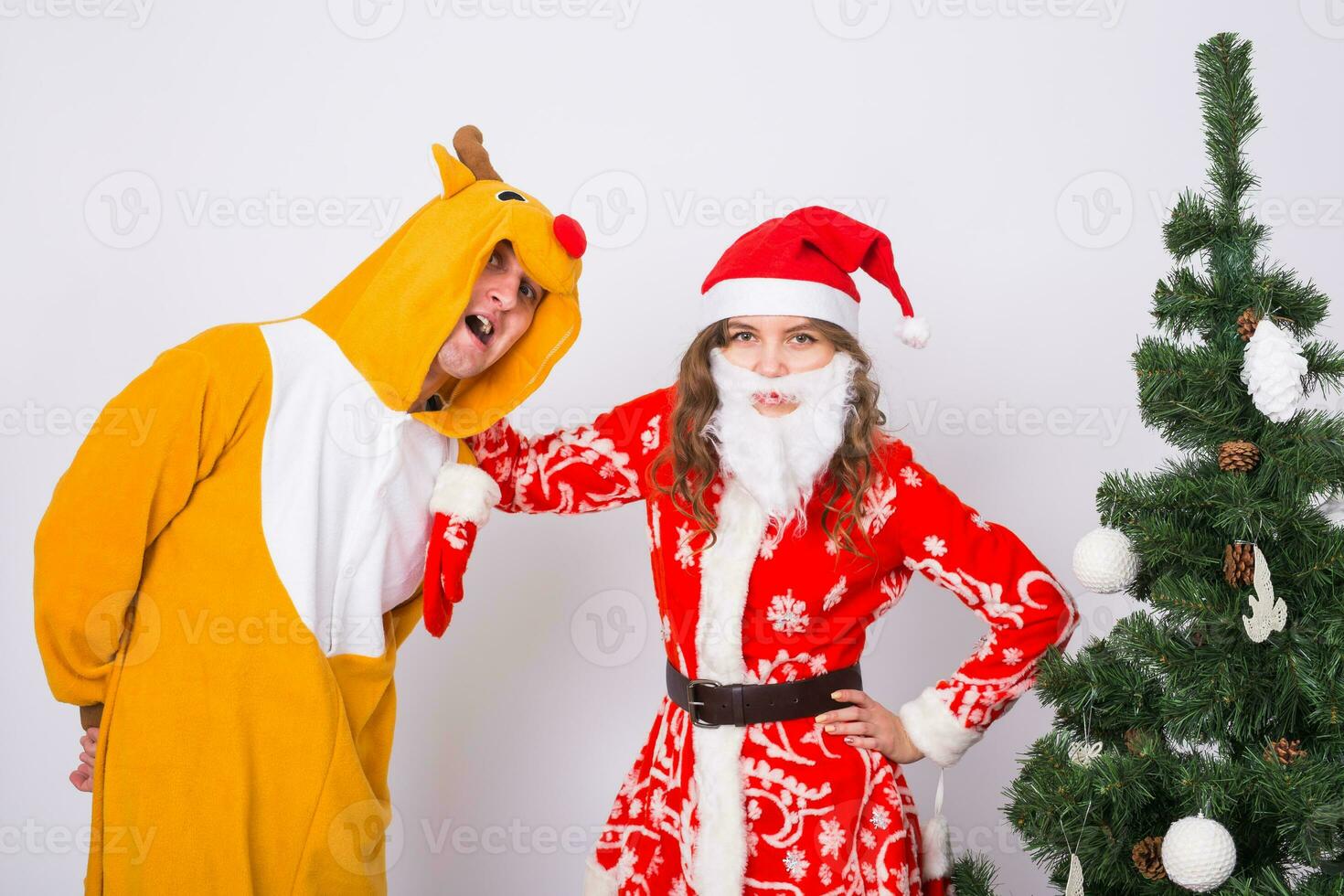 contento giovane donna nel Santa Claus cappello e uomo nel carnevale costume di cervo. divertimento, vacanza, scherzo e Natale concetto foto