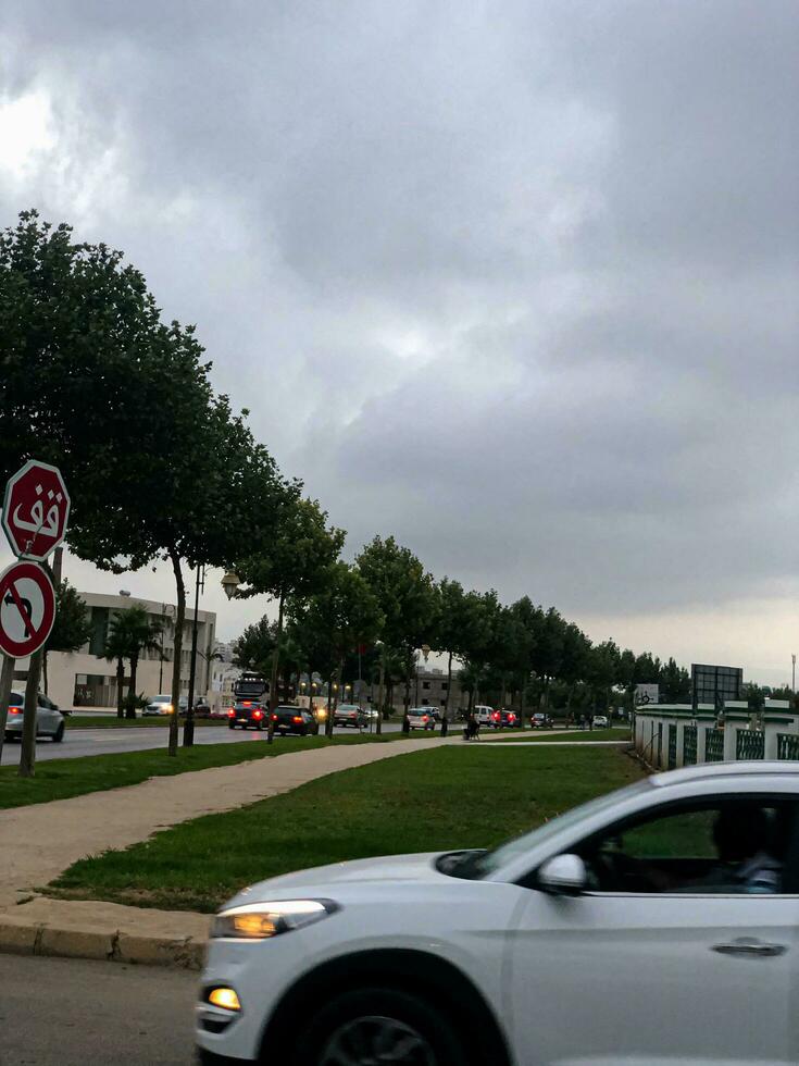 lunatico paesaggio urbano su un' grigio crepuscolo sotto nuvoloso cieli foto