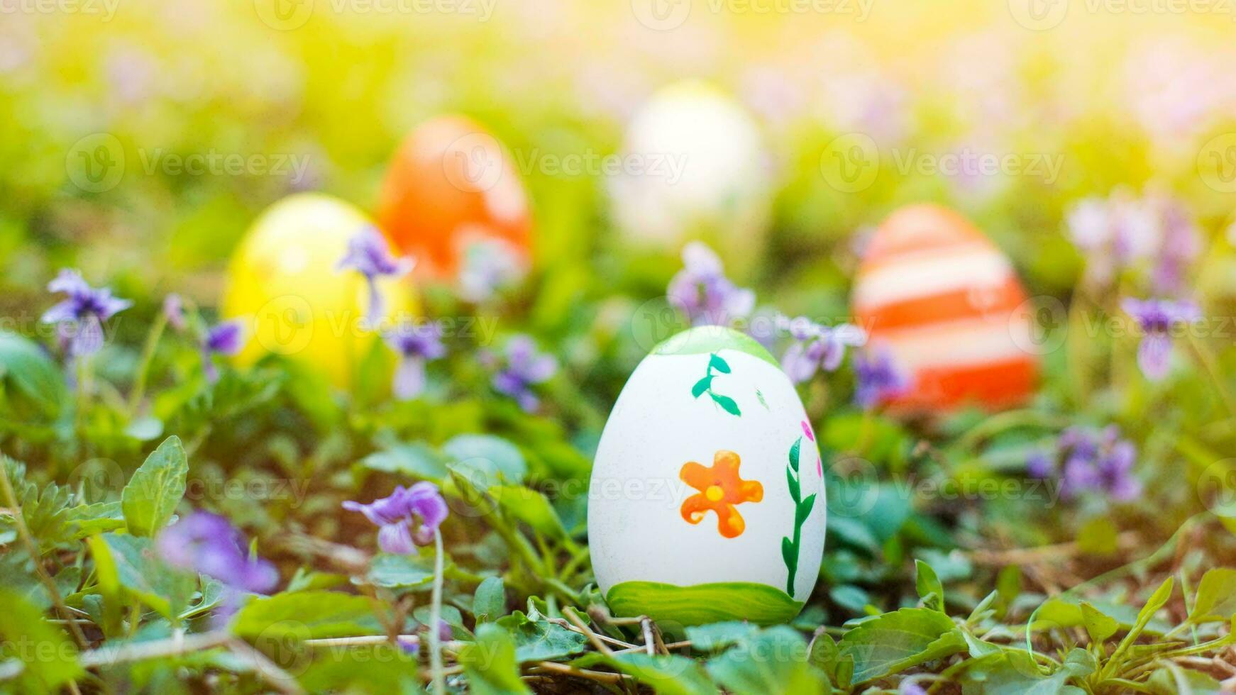 colorato Pasqua uova. vibrante, festivo vacanza decorazioni simboleggiante primavera celebrazione e tradizionale ornato disegni foto