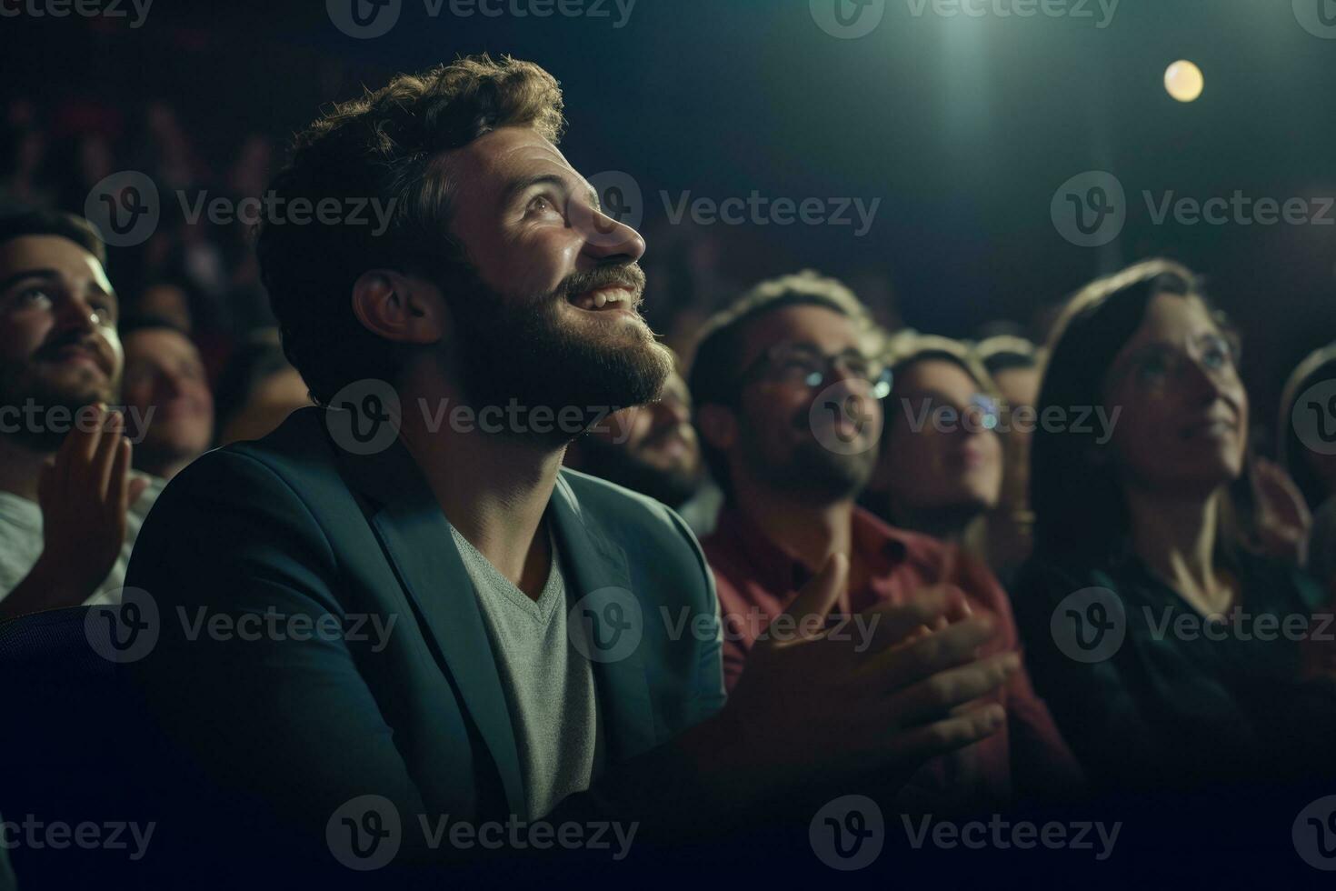 ai generato festa mic bellezza zelenskiy divertimento femmina microfono uomini persona donne viso buio foto