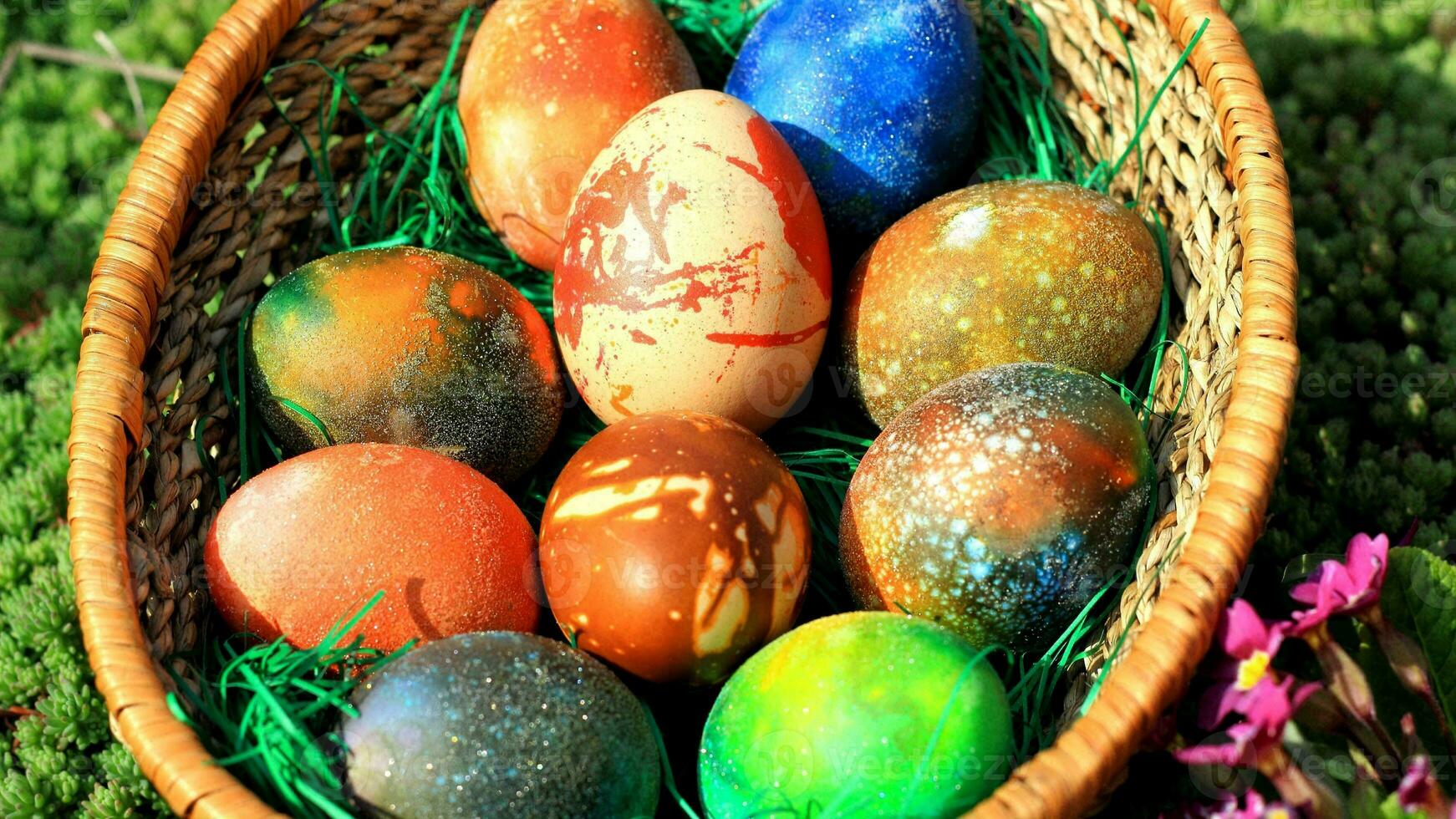 colorato Pasqua uova. vibrante, festivo vacanza decorazioni simboleggiante primavera celebrazione e tradizionale ornato disegni foto