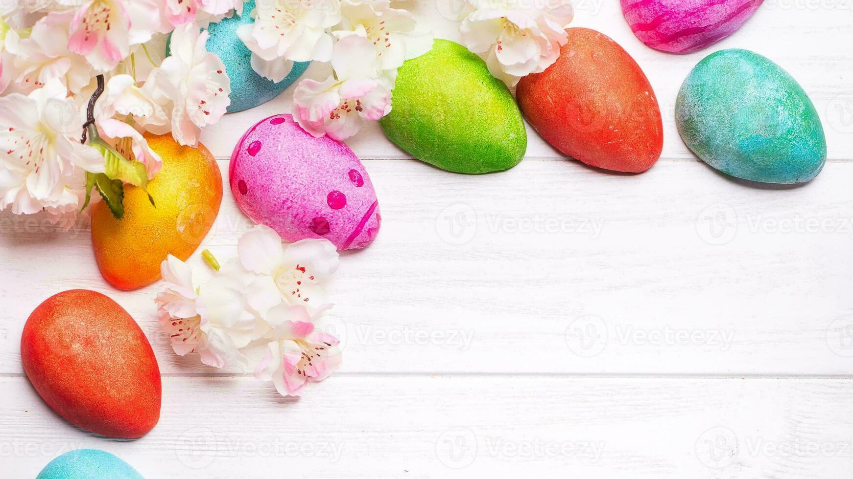 colorato Pasqua uova. vibrante, festivo vacanza decorazioni simboleggiante primavera celebrazione e tradizionale ornato disegni foto