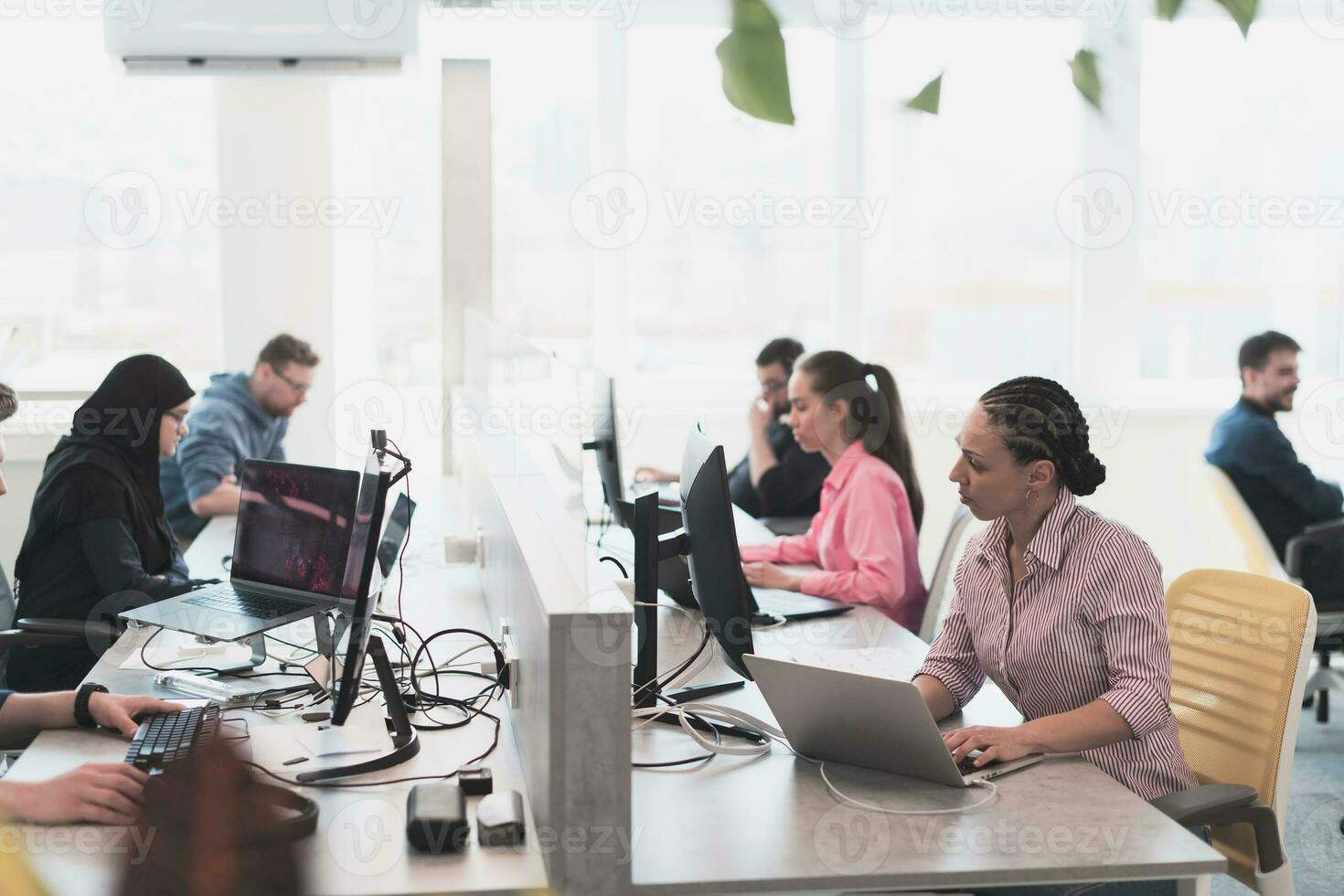 persone che lavorano in ufficio foto