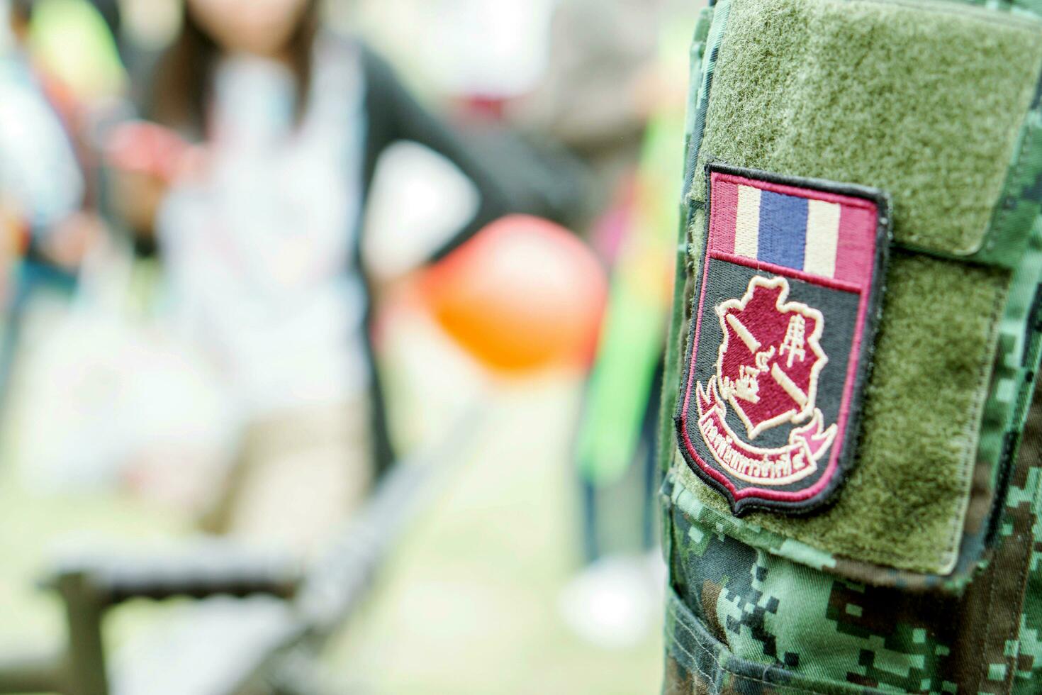 bangkok, th, 2018 - avvicinamento reale tailandese esercito militare distintivo su tailandese soldato uniforme e sfocato sfondo. foto