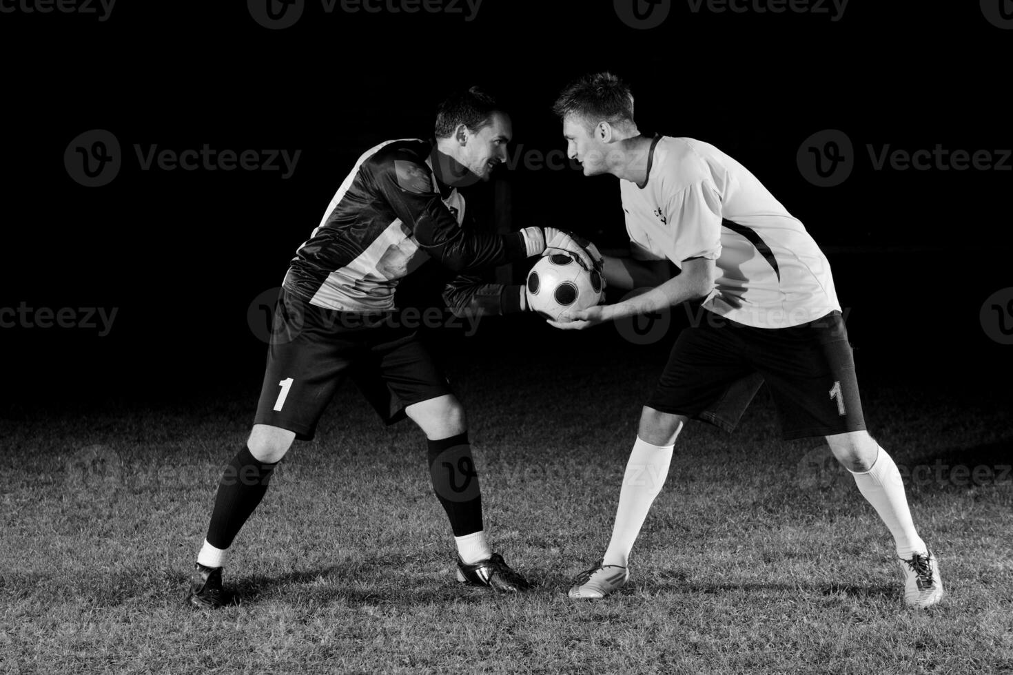 uomini giocando calcio foto