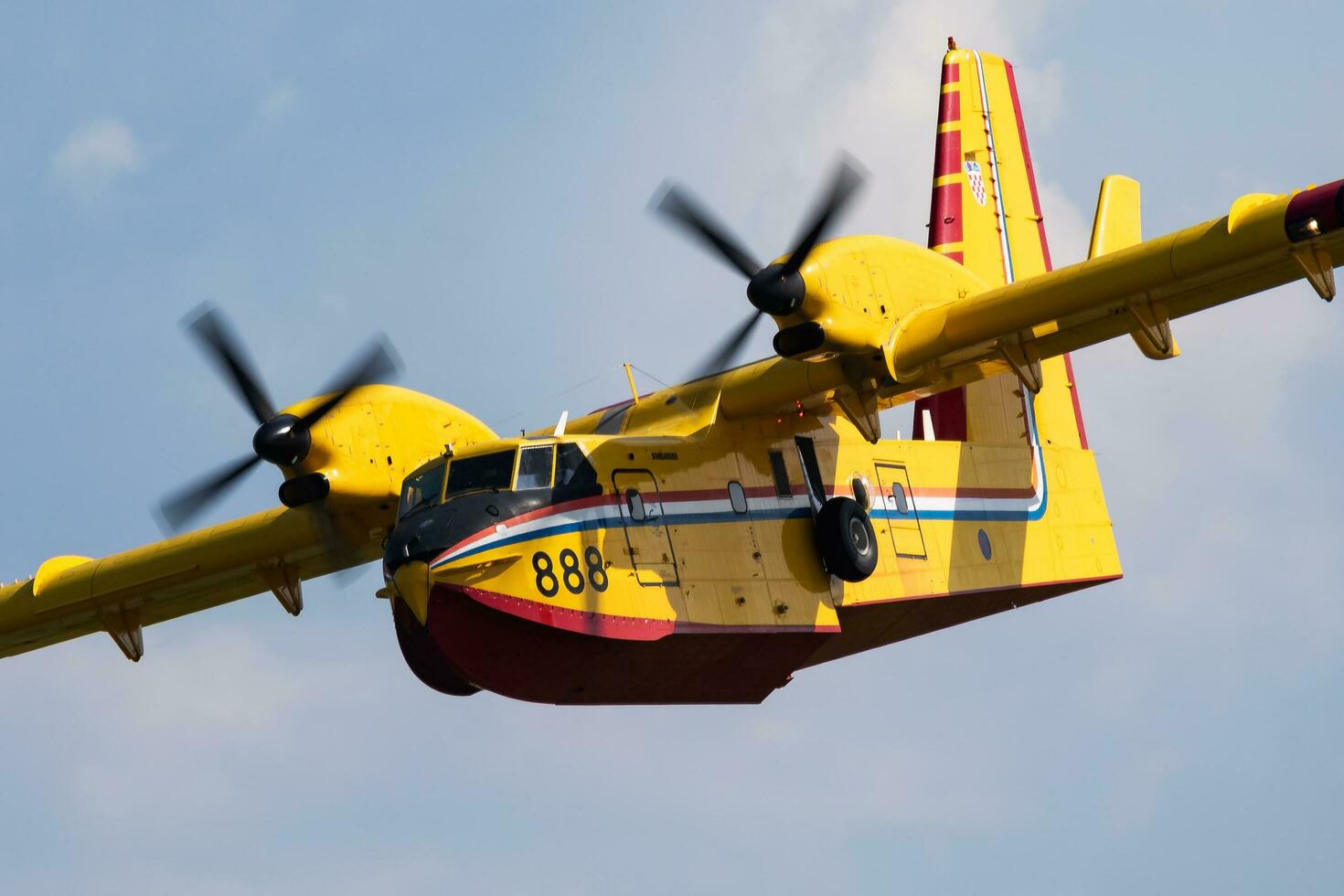 speciale missione aereo a aria base. aria vigore volo operazione. aviazione e aereo. antincendio e firekiller. militare industria. volare e volare. foto