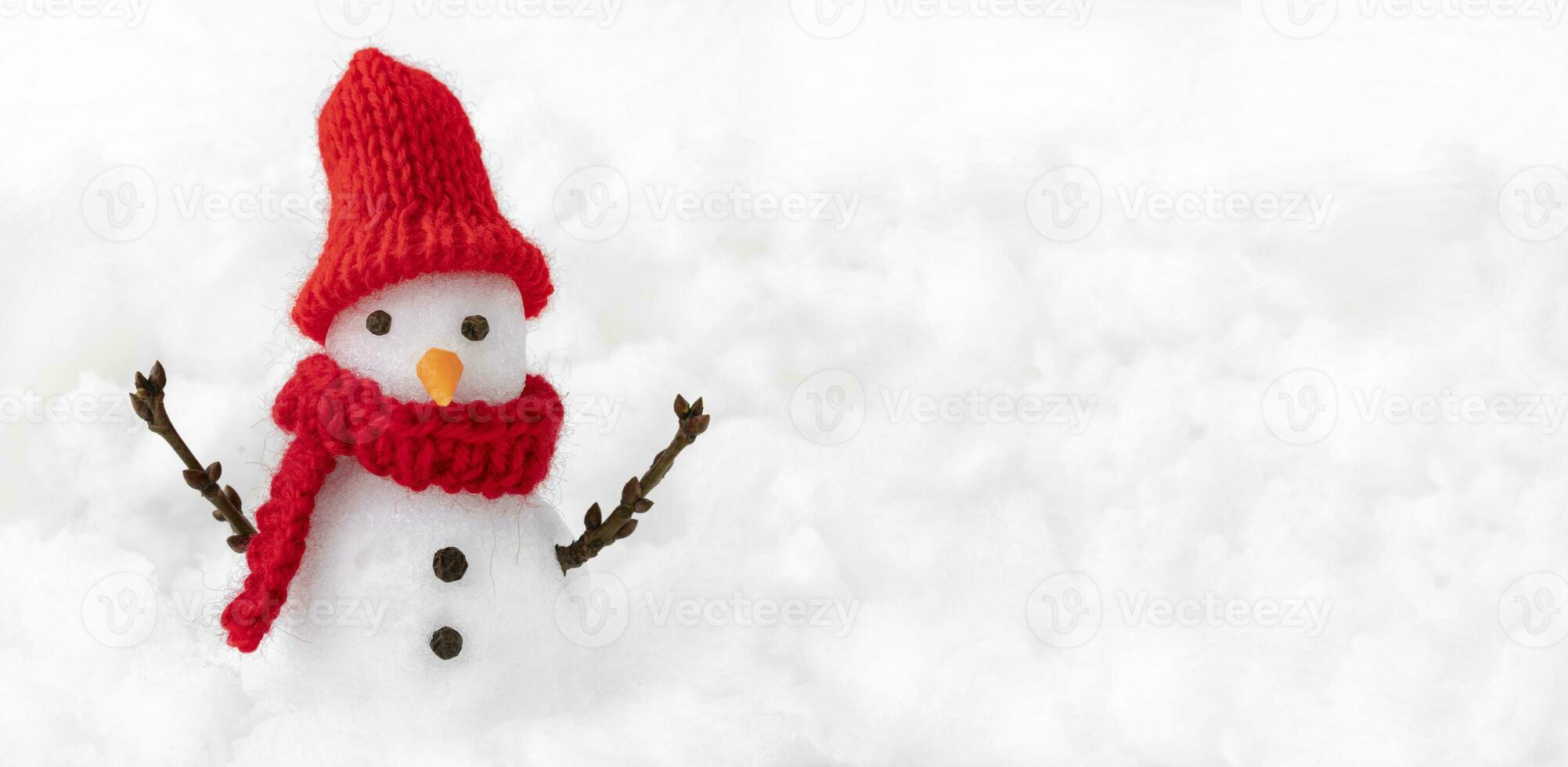 pupazzo di neve nel rosso cappello su inverno nevicando sfondo foto