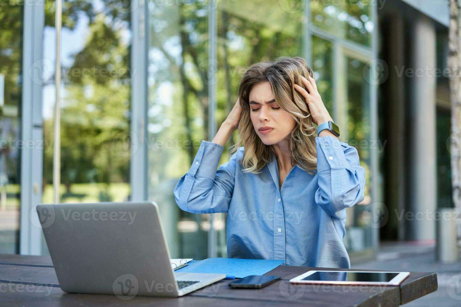 frustrato donna d'affari seduta su strada con il computer portatile e guardare rovesciato, deluso. concetto di fallimento a opera foto