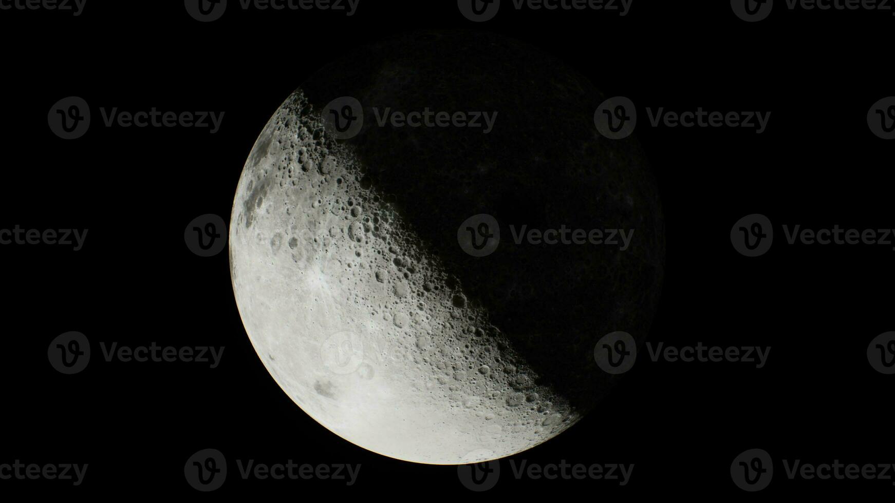 Luna avvicinamento mostrando il dettagli di il lunare superficie foto