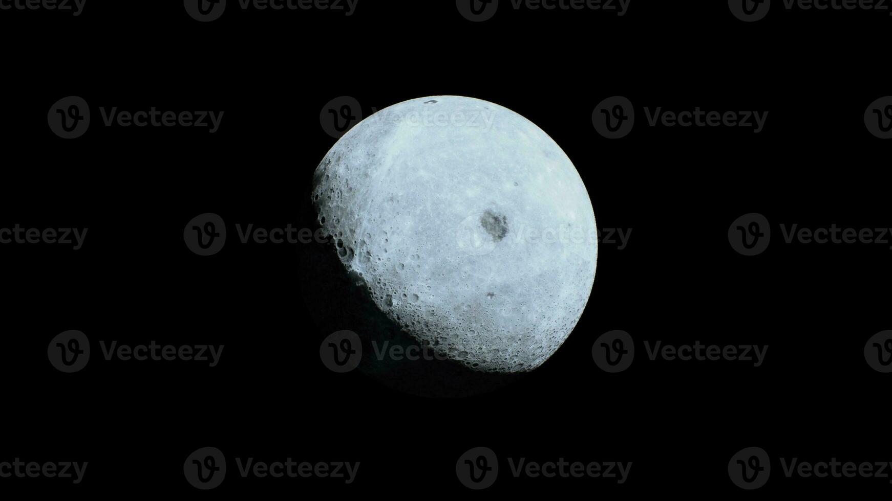 Luna parzialmente illuminato di il di sole raggi come visto a partire dal orbita foto