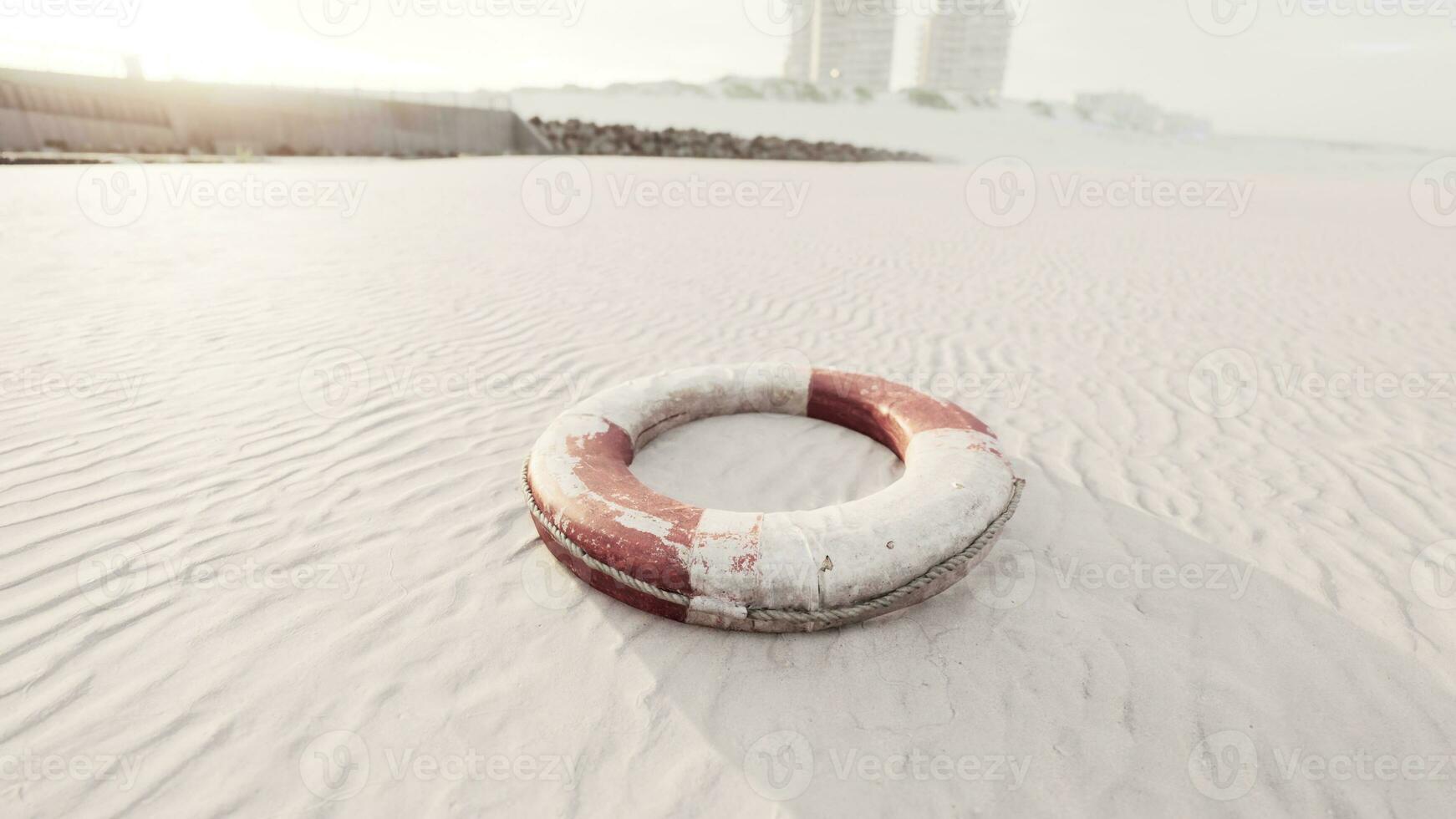 salvagente su il città spiaggia a tramonto foto