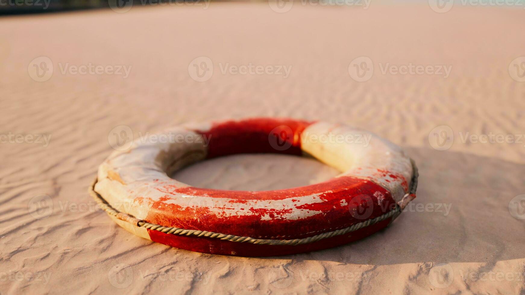 salvagente su il città spiaggia a tramonto foto