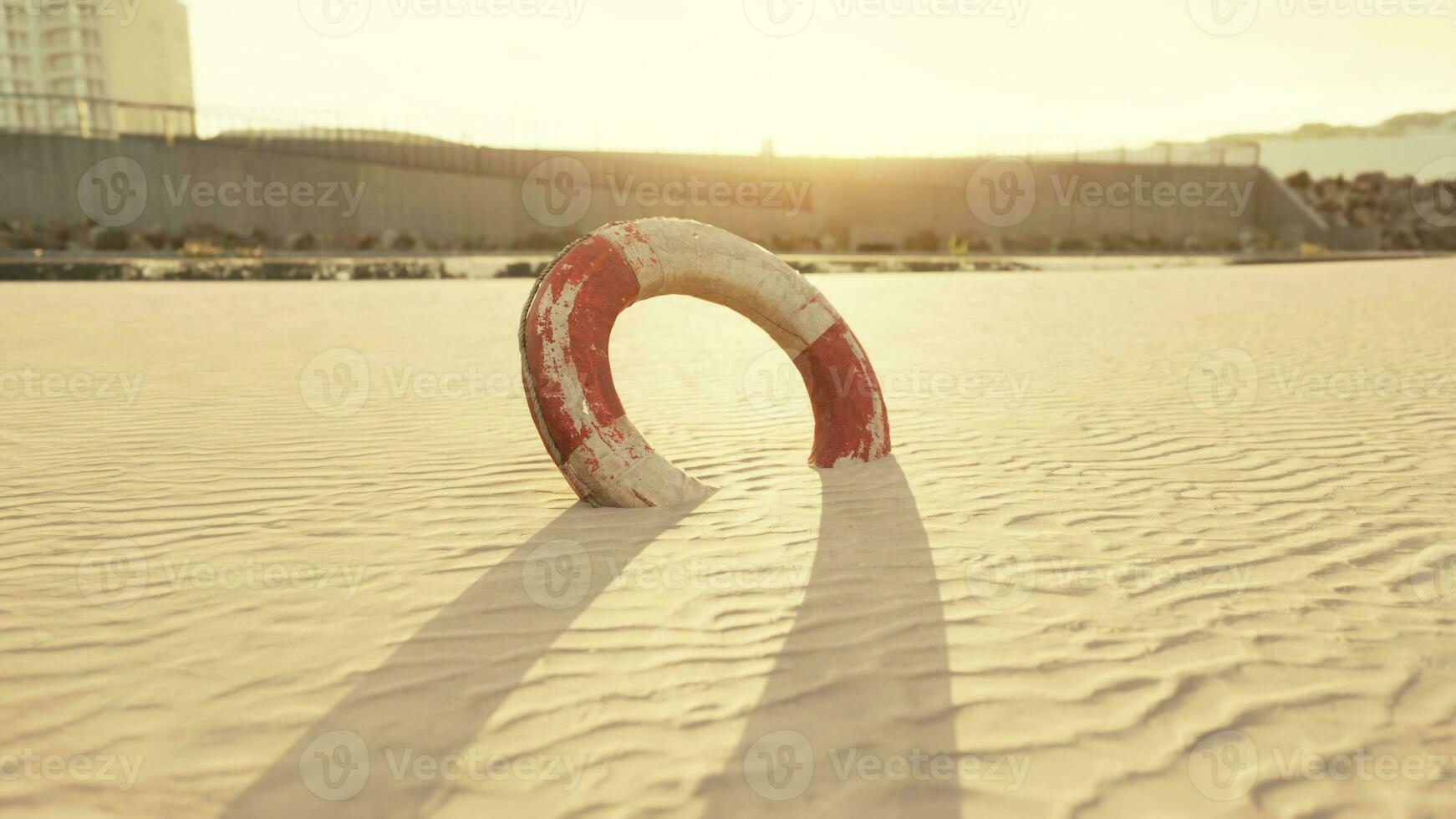 salvagente su il città spiaggia a tramonto foto