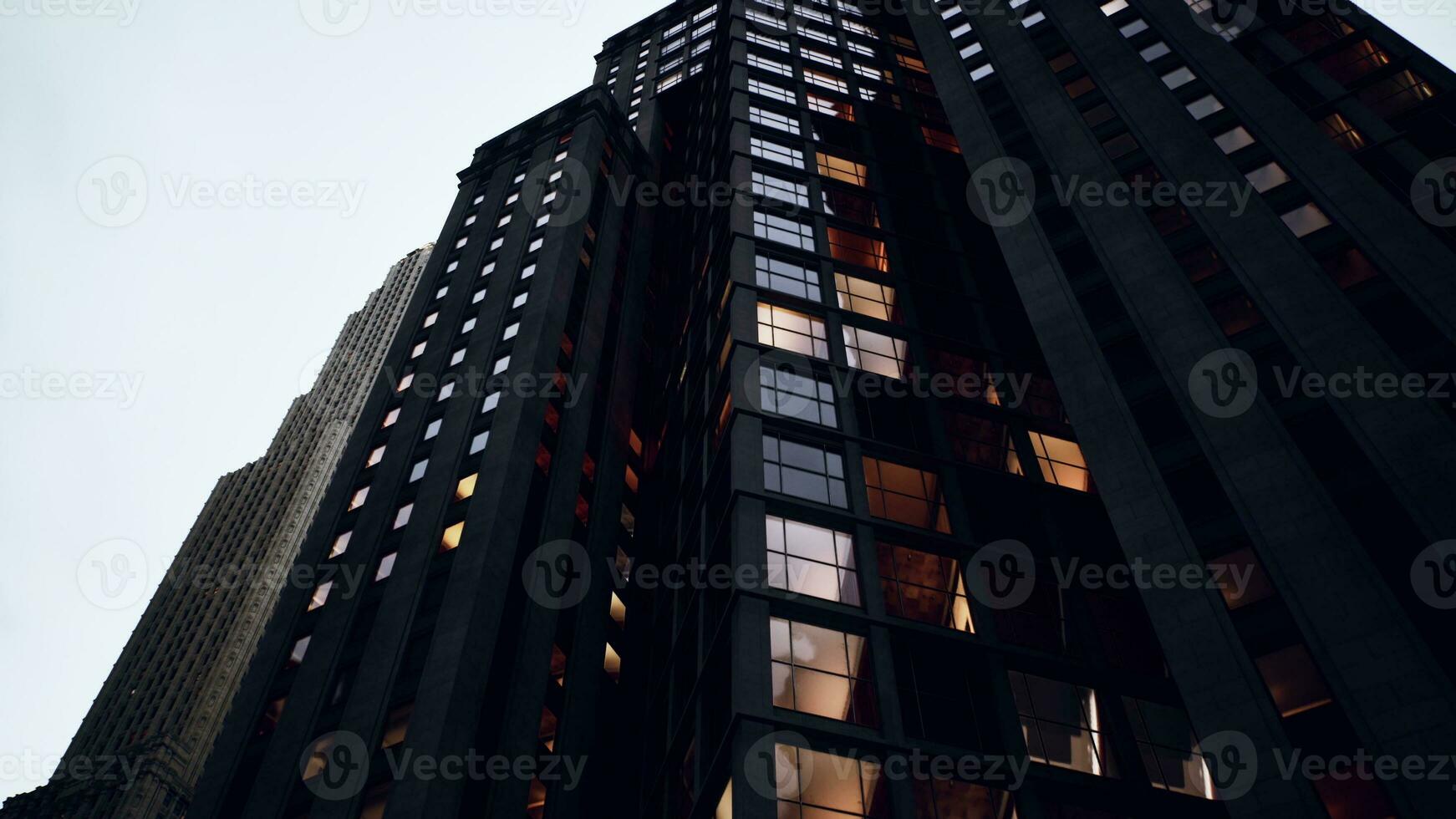 un' torreggiante grattacielo con un' moltitudine di finestre foto