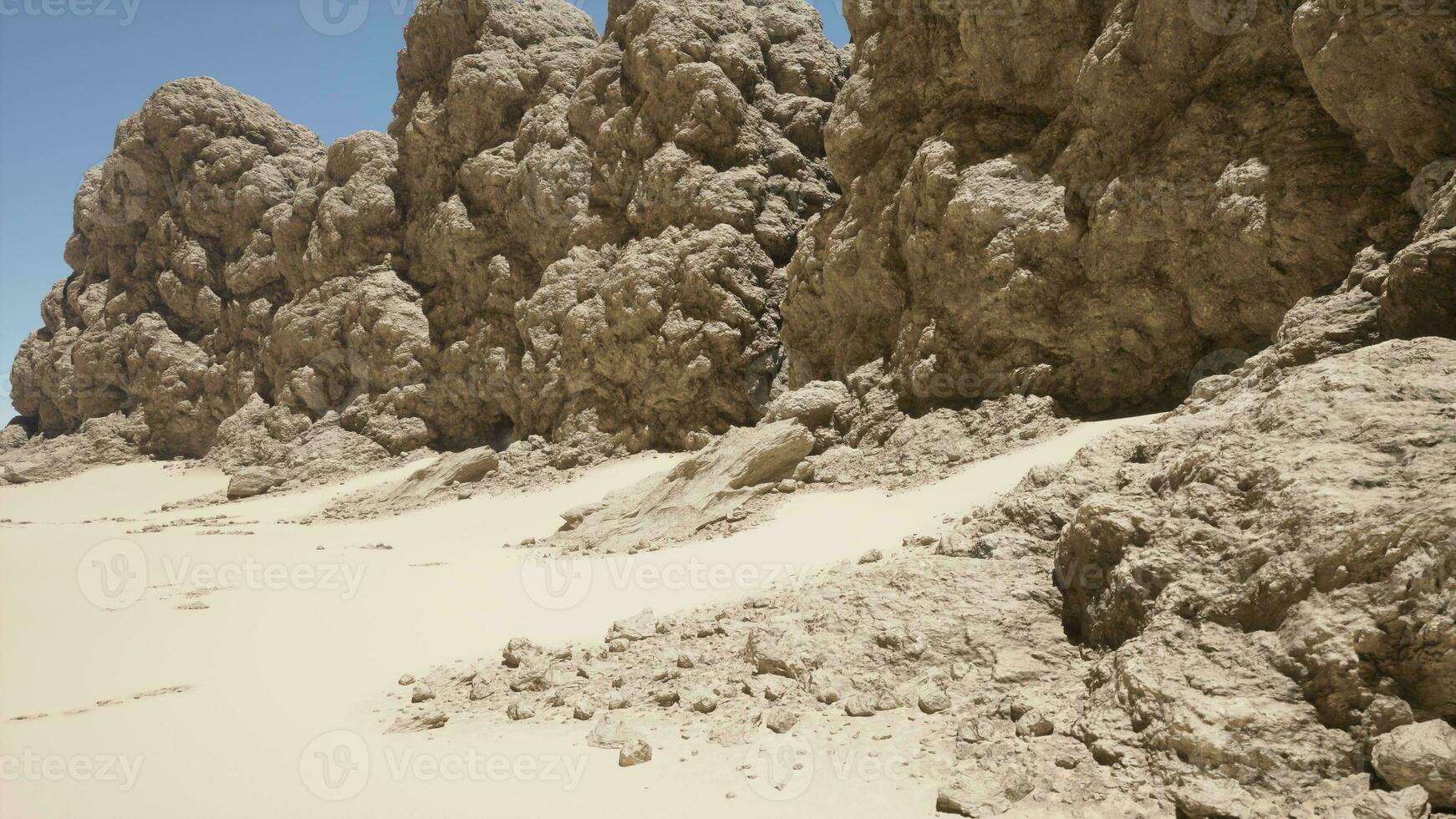 un' gruppo di rocce su un' sabbioso spiaggia foto