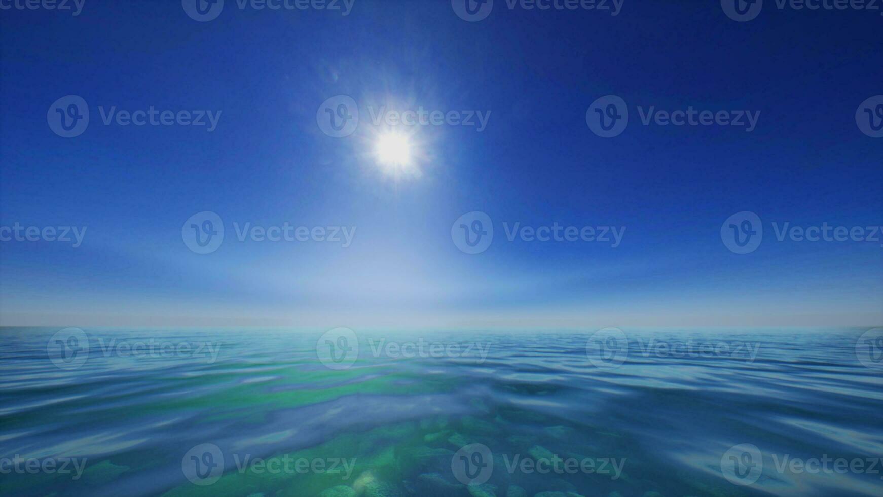 il sole è splendente al di sopra di il oceano acqua foto