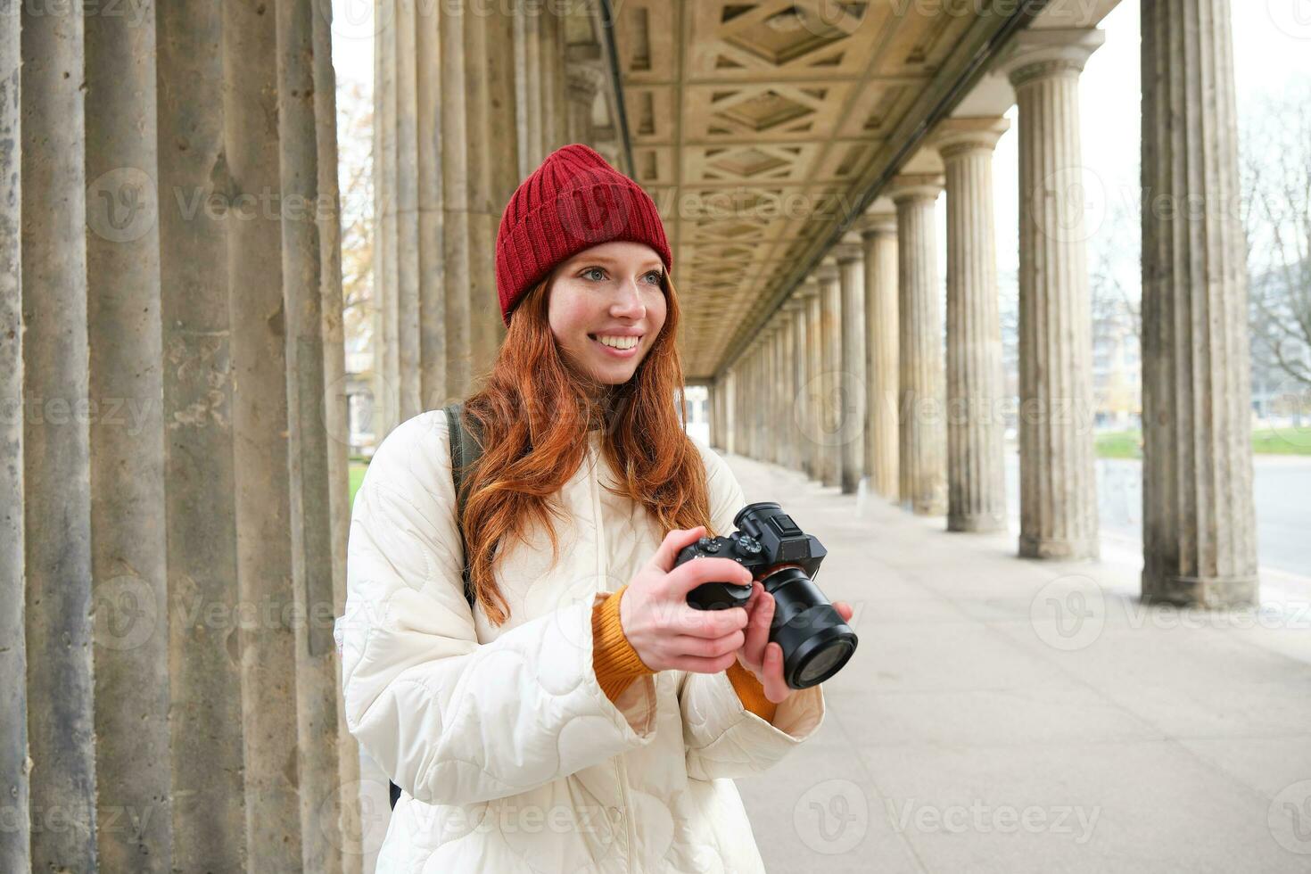 sorridente turista fotografo, prende immagine durante sua viaggio, detiene professionale telecamera e fa fotografie