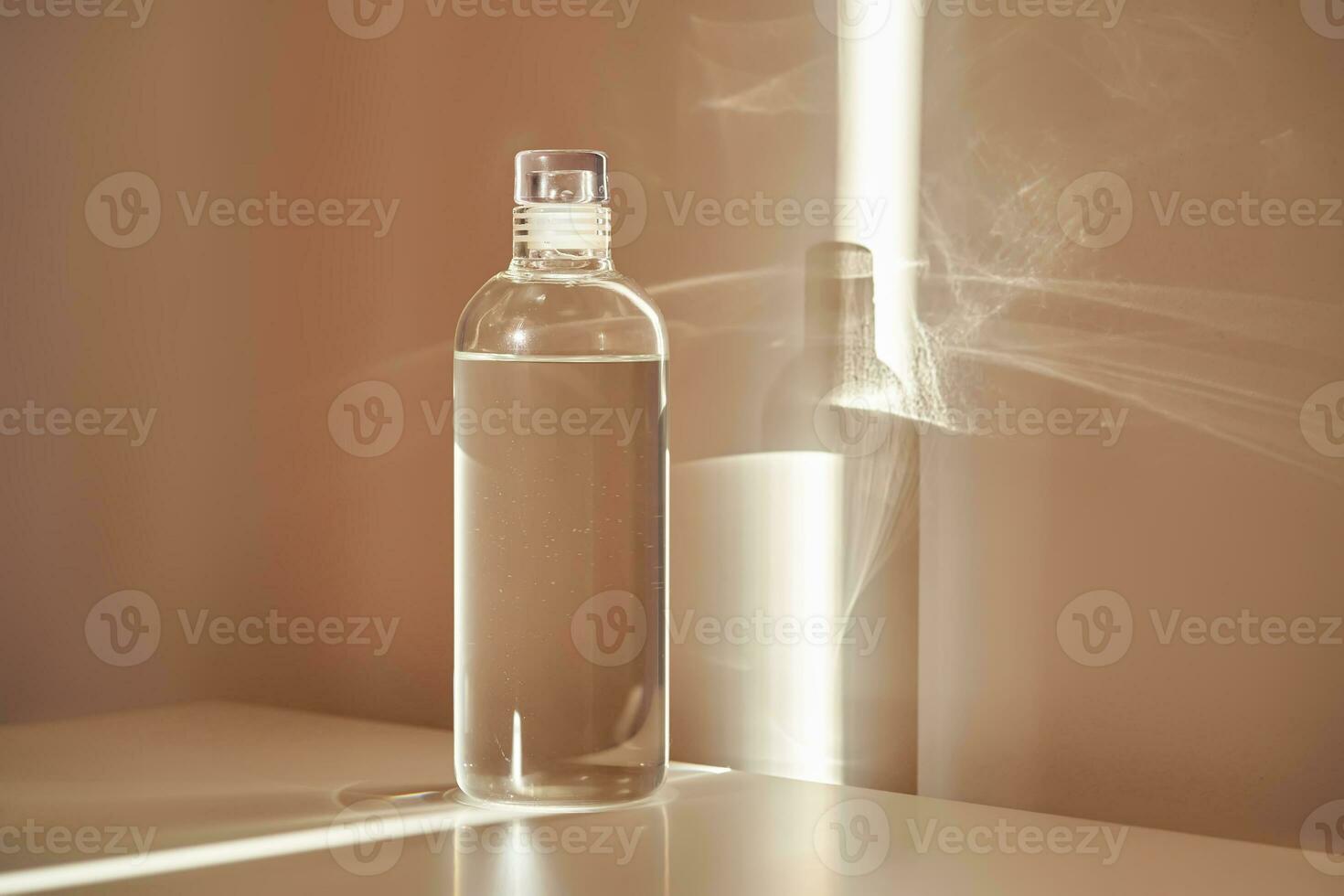 un' bottiglia di pulito potabile acqua nel un' raggio di mattina sole. foto