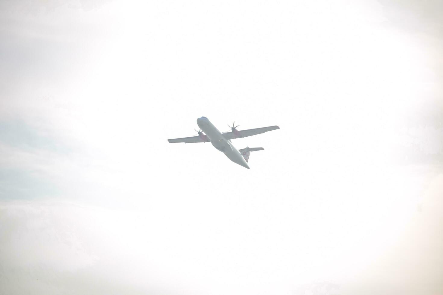 nuovo delhi, India, aprile 16 2023 - privato Jet prendere via a partire dal indra gandhi internazionale aeroporto delhi, compatto aereo domestico aereo volante nel il blu cielo durante giorno tempo foto