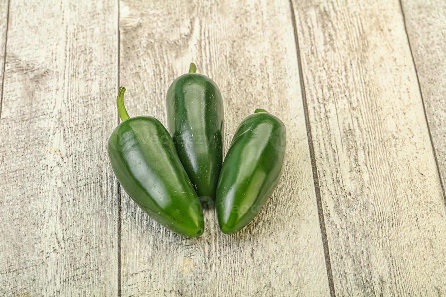 mucchio di peperone jalapeno crudo verde foto