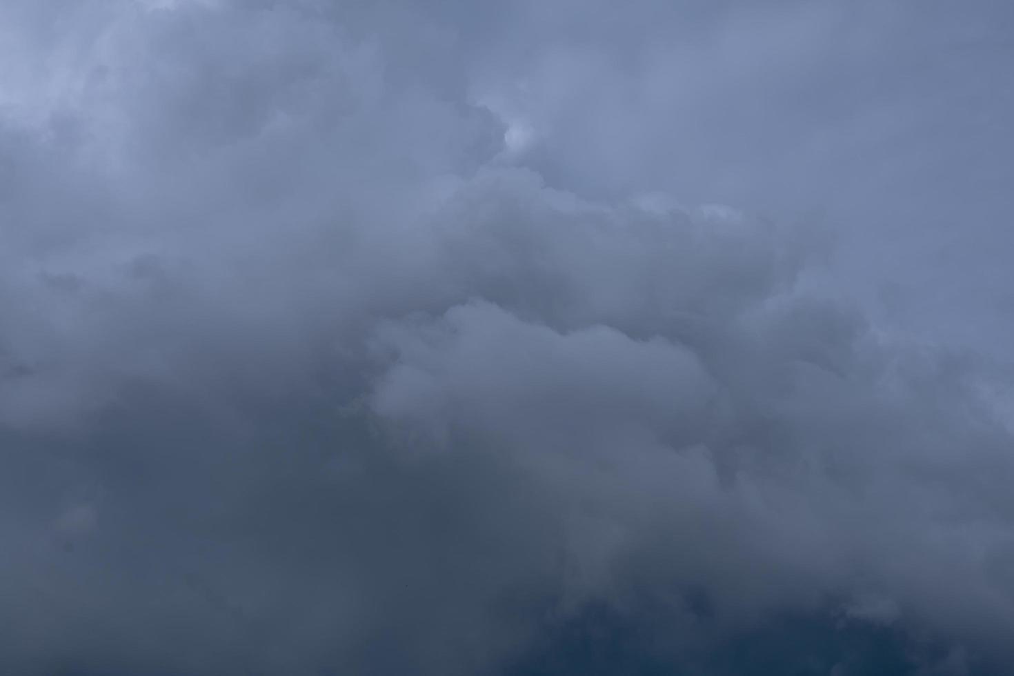 cielo drammatico con nuvole tempestose foto