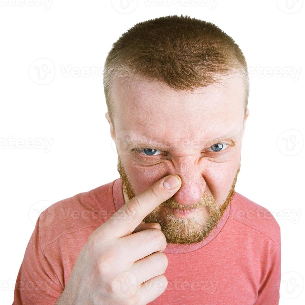 uomo barbuto che indica un brufolo sul naso foto