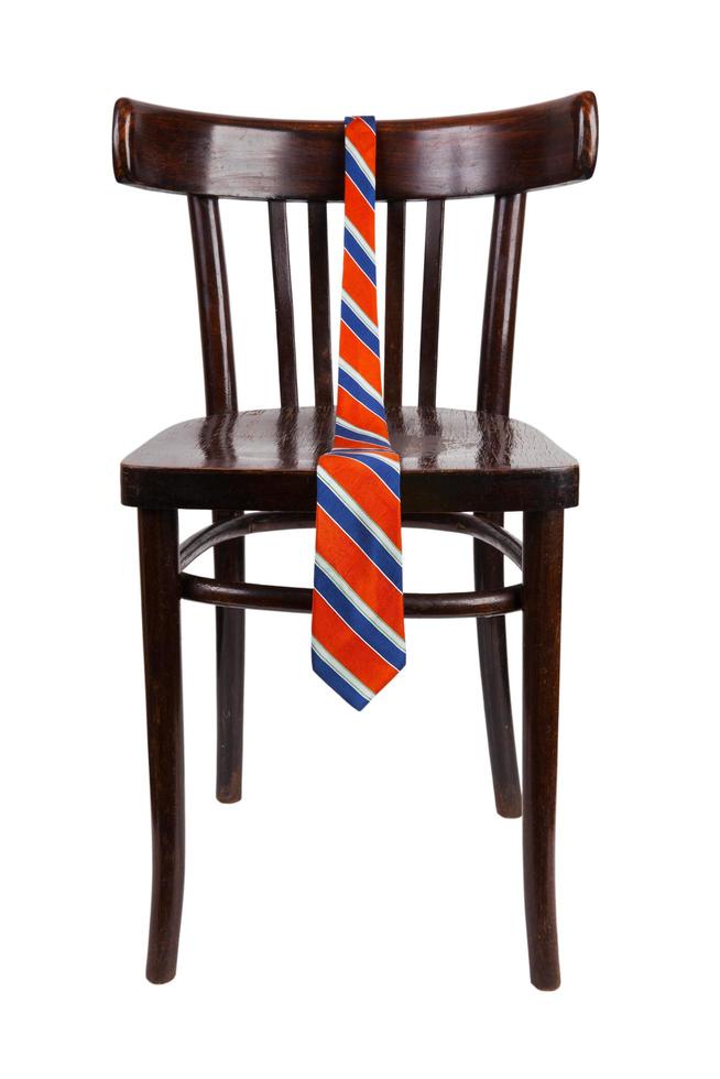 cravatta appesa a una sedia di legno foto