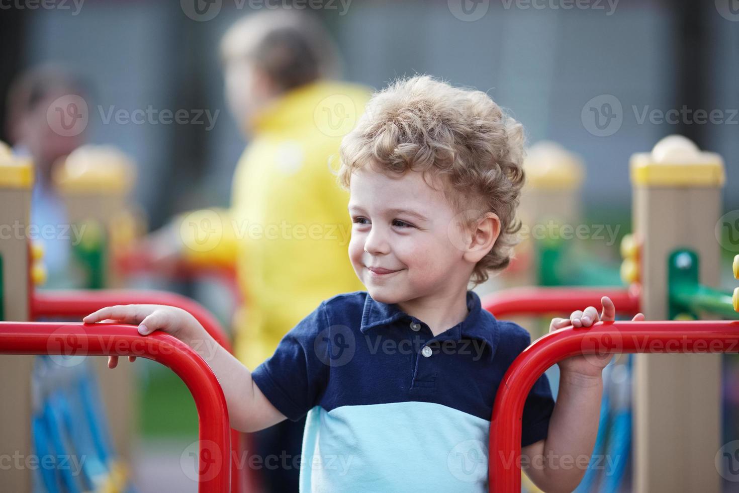 il bambino sta giocando nel parco giochi foto