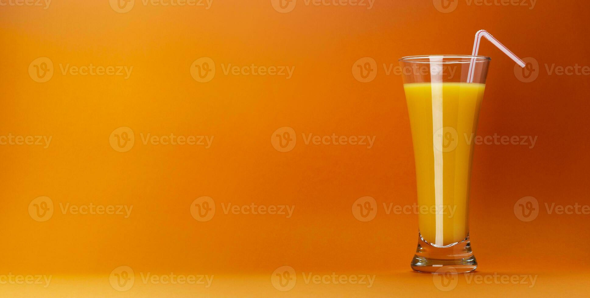 bicchiere di arancia succo isolato su colore arancia sfondo con copia spazio per testo, fresco agrume cocktail foto