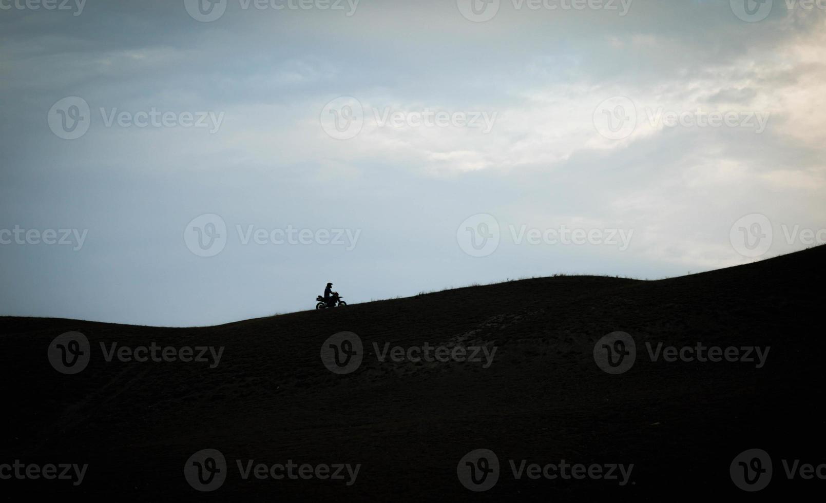 il motociclista va in moto sulle montagne foto