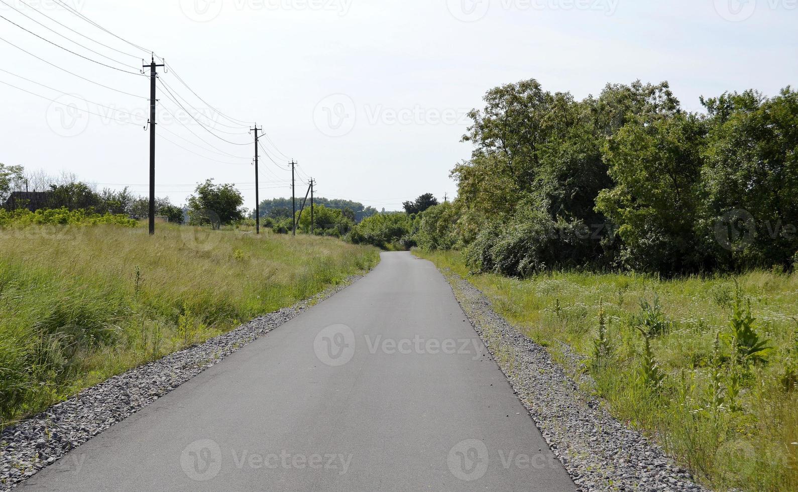 bella strada asfaltata vuota in campagna su sfondo colorato foto