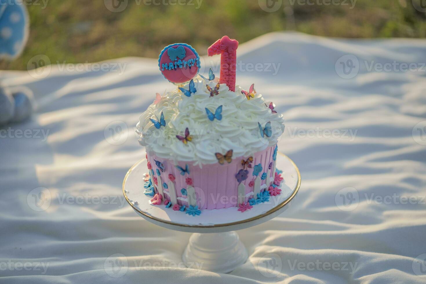 uno mese, uno anno delizioso torta con crema foto