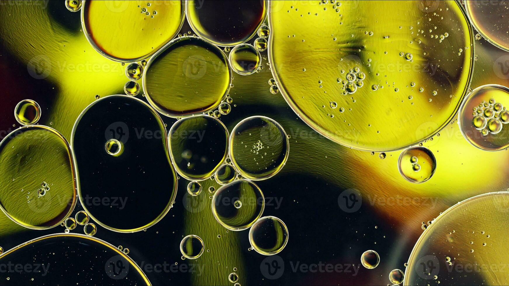 astratto colorato cibo olio gocce bolle e sfere fluente su acqua superficie foto