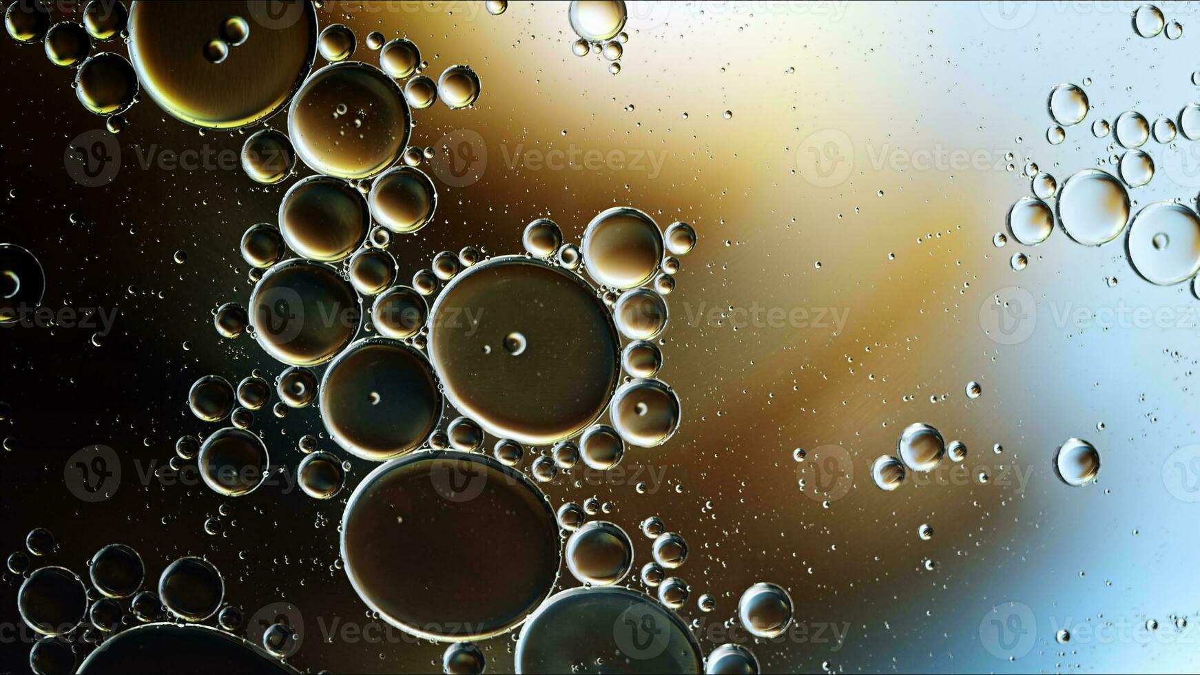 astratto colorato cibo olio gocce bolle e sfere fluente su acqua superficie foto