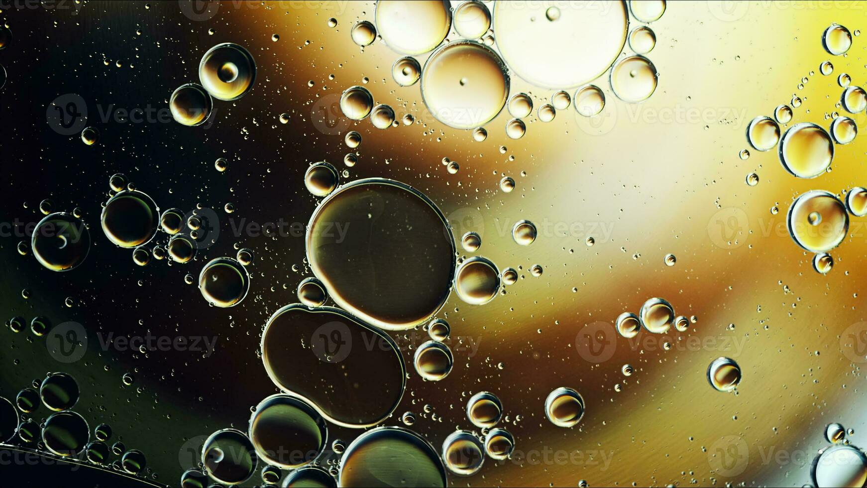 astratto colorato cibo olio gocce bolle e sfere fluente su acqua superficie foto