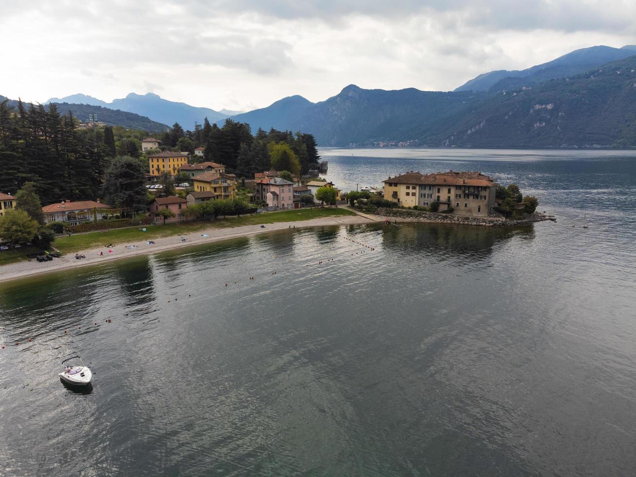 vista aerea panorama della costa del lago di como foto