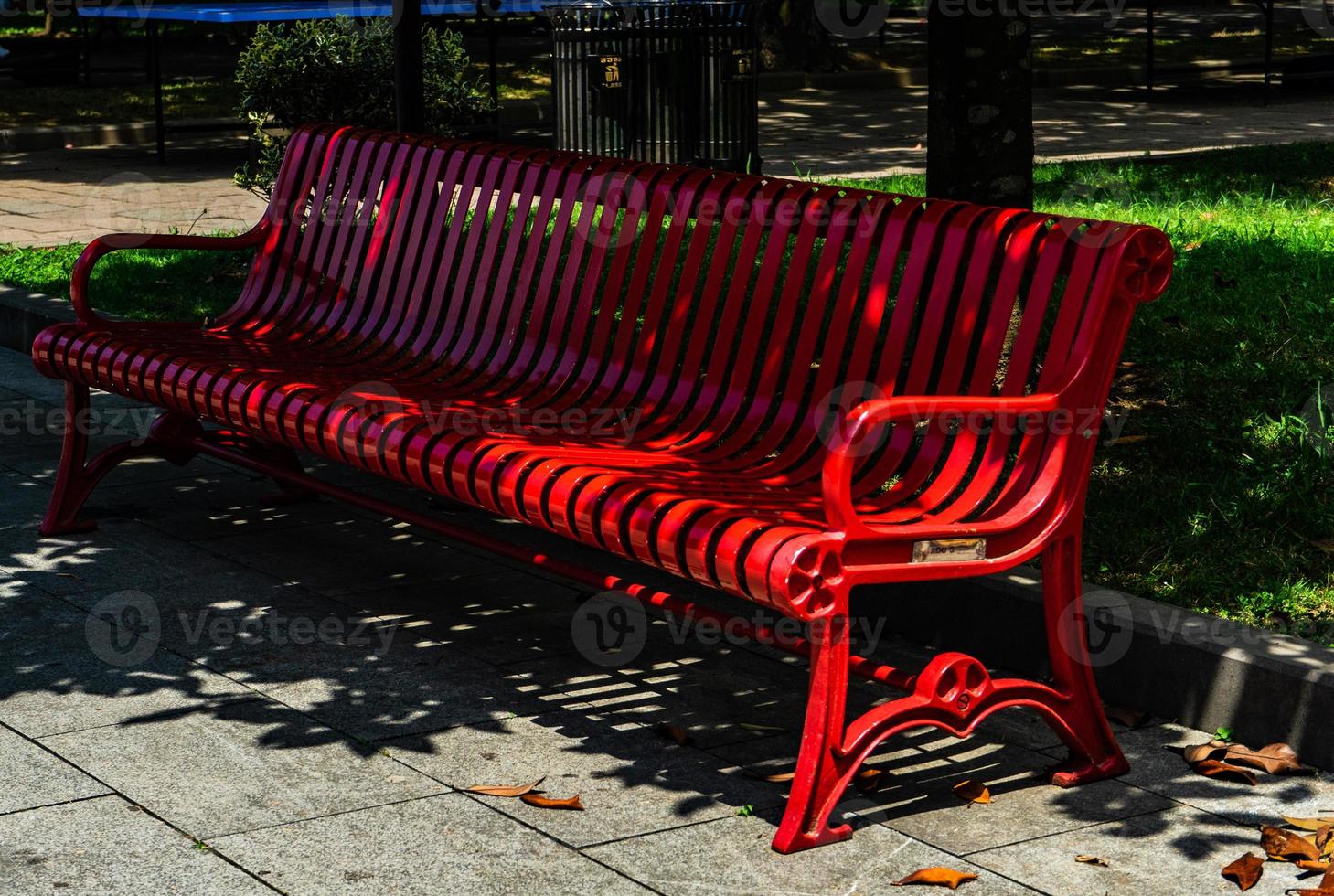 panchine in metallo sul nuovo viale di batumi foto