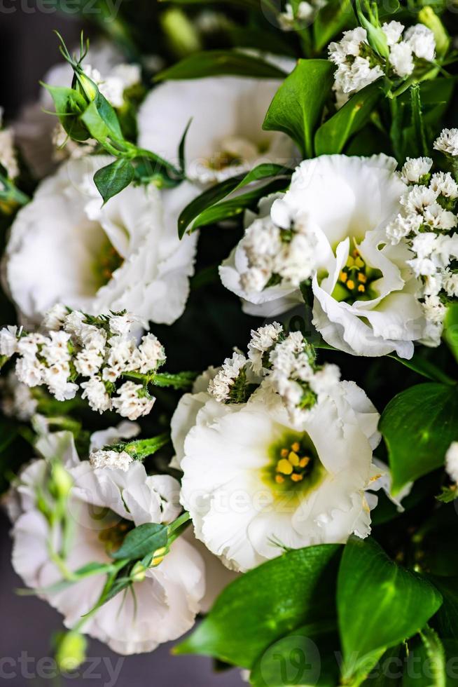 bellissimi fiori bianchi di eustoma in bouquet foto